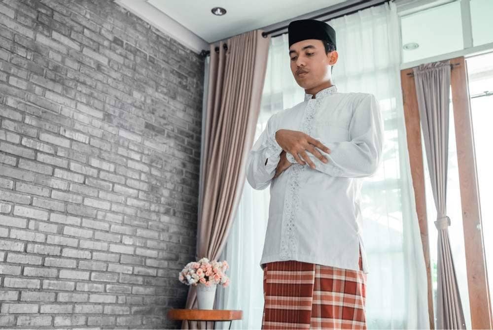 BERDEHAM dibolehkan jika ada keperluan seperti suara tersekat tatkala ingin membaca bacaan dalam solat. -Foto: Canva