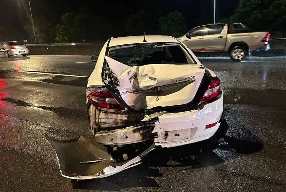 Keadaan kereta Proton Persona yang terlibat dalam kemalangan berlaku di Kilometer 258.1 Lebuhraya PLUS. Foto PDRM