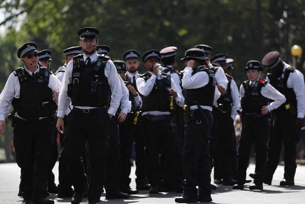 Anggota polis mengawal ketika Karnival Notting Hill di London, Britain pada Ahad. - Foto: EPA