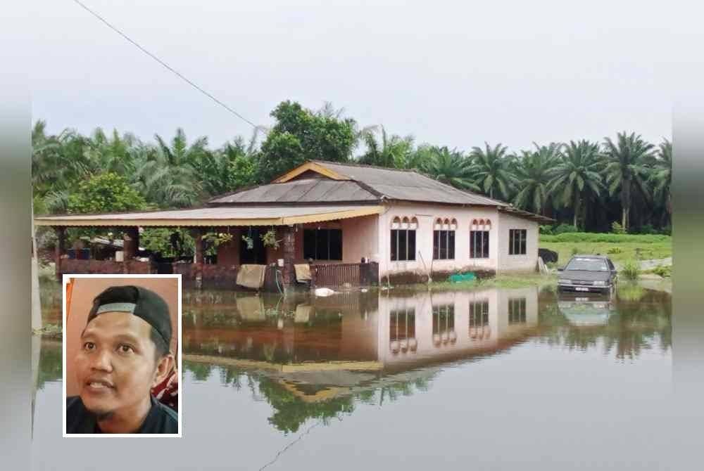 Keadaan salah sebuah rumah yang digenangi air akibat banjir termenung. Gambar kecil: Muhamad Fazli