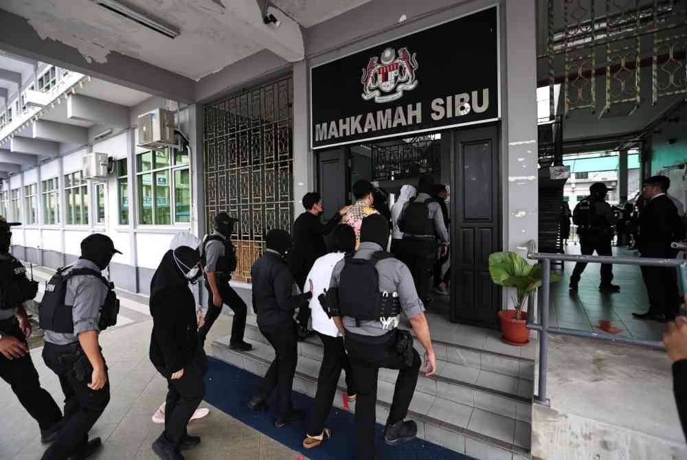 Dua beradik direman SPRM di Mahkamah Majistret Sibu, pada Isnin.