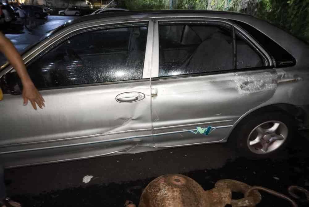 Salah sebuah kereta yang diletakkan di parkir medan selera mengalami kerosakan kecil akibat daripada kejadian tersebut.