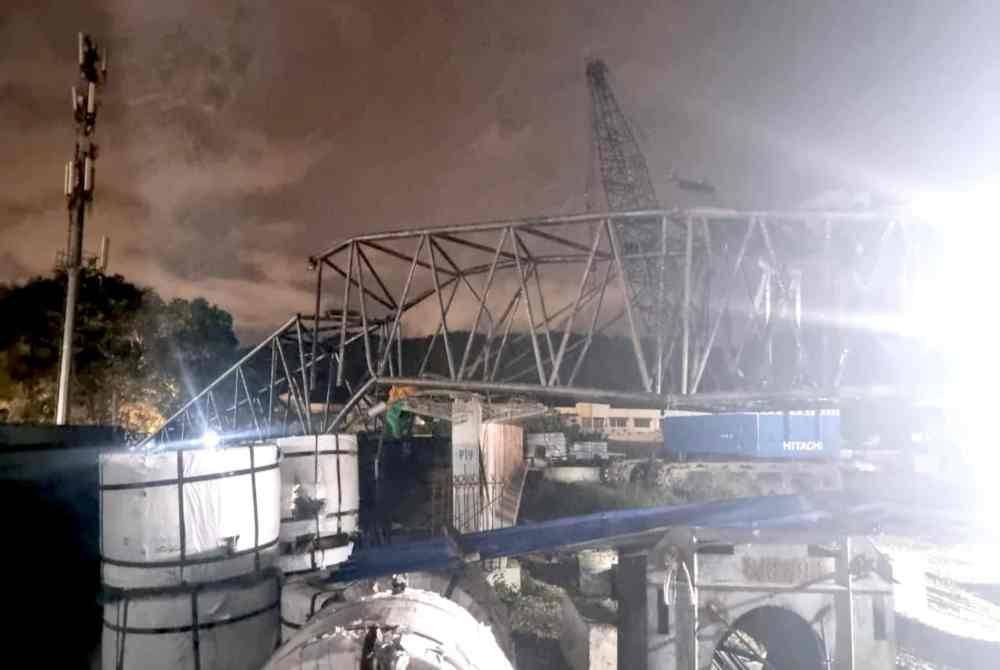 Salah satu jentera pengangkat berantai telah mengalami kegagalan mekanikal yang menyebabkan komponen hujung boom kren tersebut patah.