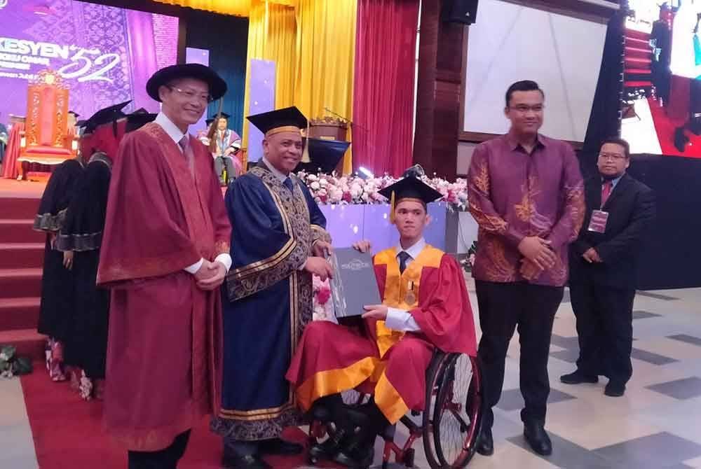Saarani (dua dari kiri) menyampaikan sijil diploma kepada Muhammad Hafizuddin Mohd Yamin, 23, ketika Istiadat Konvokesyen Politeknik Ungku Omar ke-52 pada Isnin.