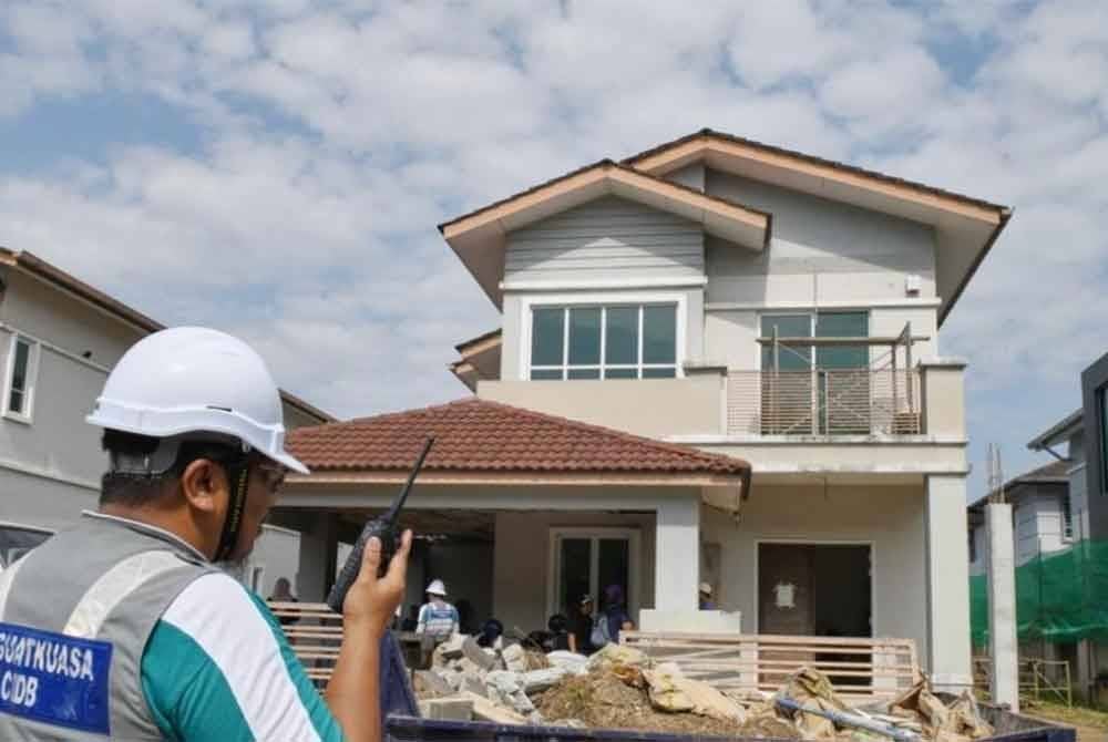 Kerajaan Selangor merancang mengeluarkan buku panduan pihak berkuasa tempatan (PBT) berhubung kerja-kerja pengubahsuaian rumah taman di negeri ini.