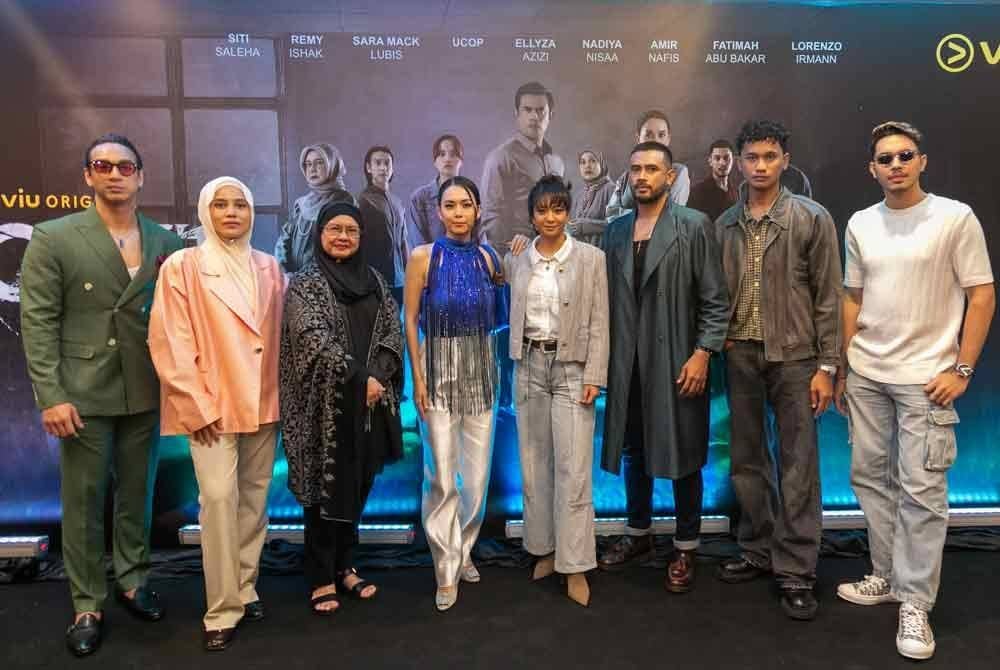 Remy bersama barisan pelakon The Secret.