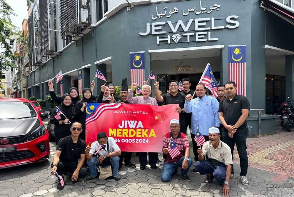Kamarudin bergambar bersama kakitangan Hotel Jewels pada Program Jiwa Merdeka yang diadakan di Kota Bharu.