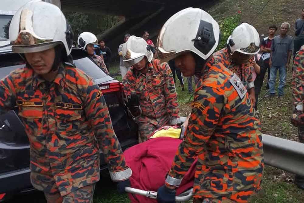 Anggota bomba membawa mayat wanita berkenaan. Foto BBP Renggam
