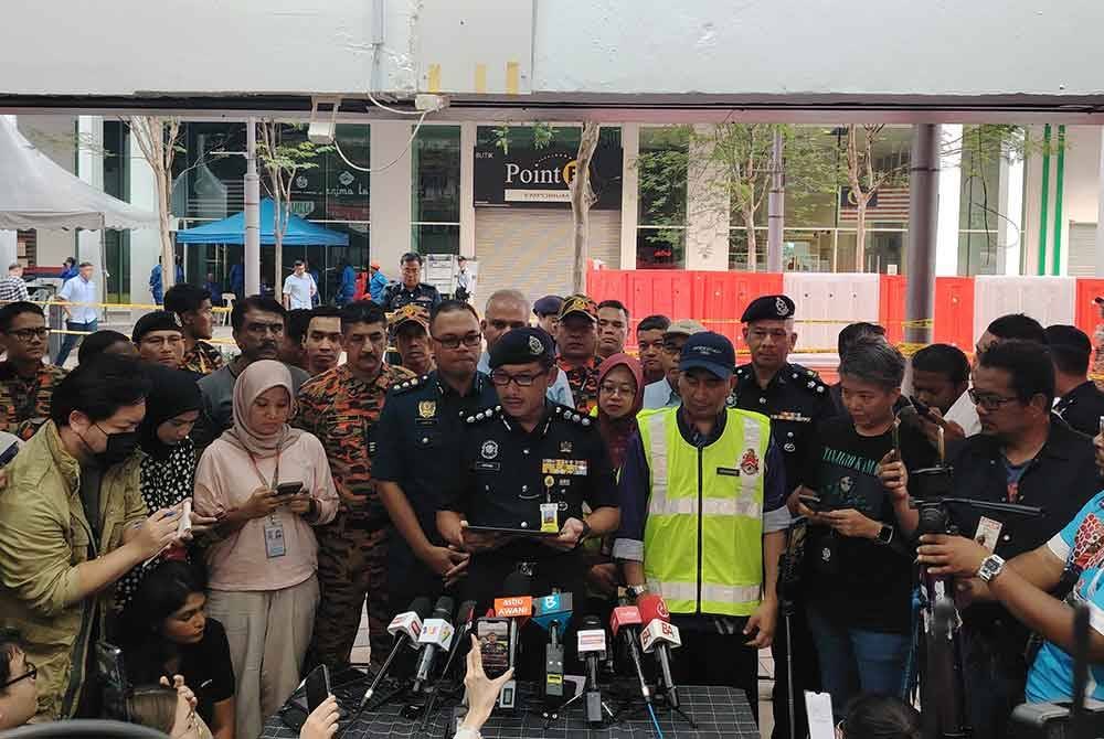 Sulizmie (tengah) dalam sidang akhbar di lokasi kejadian tanah jerlus di Jalan Masjid India, Kuala Lumpur pada Isnin.