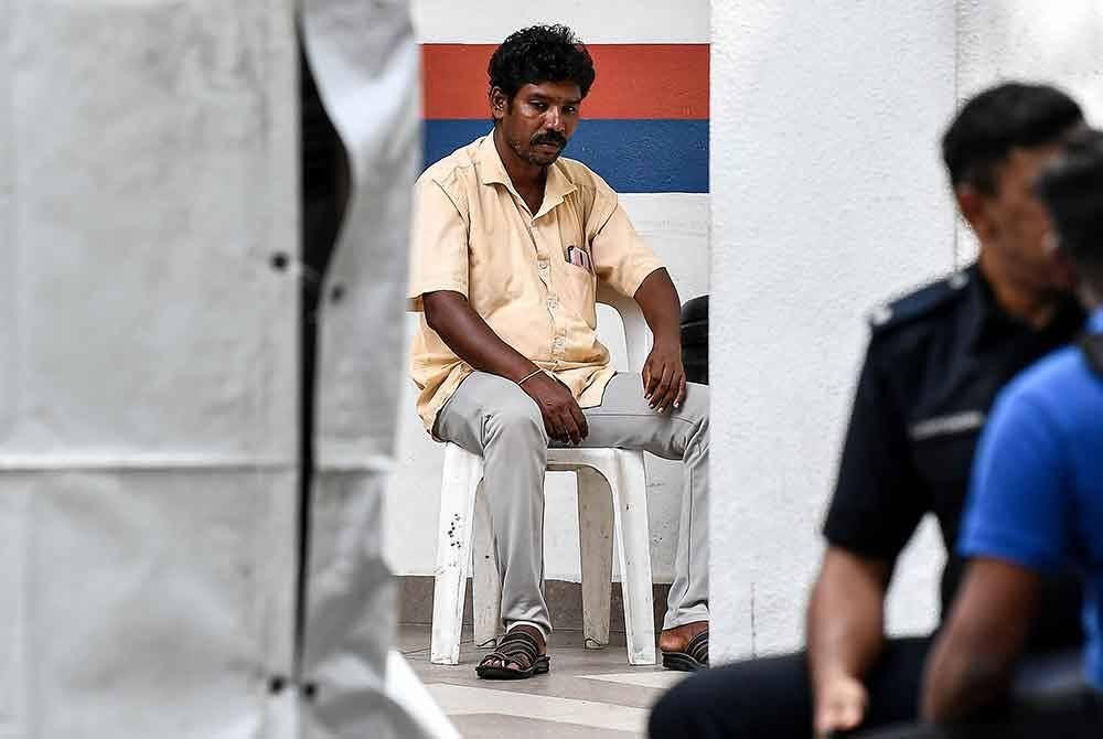 Suami mangsa tanah jerlus warga India, Mathavan, setia berada di lokasi kejadian bagi menantikan perkembangan terkini bagi operasi mencari dan menyelamat (SAR) wanita warga India yang hilang dalam insiden tanah jerlus di Jalan Masjid India. Foto Bernama