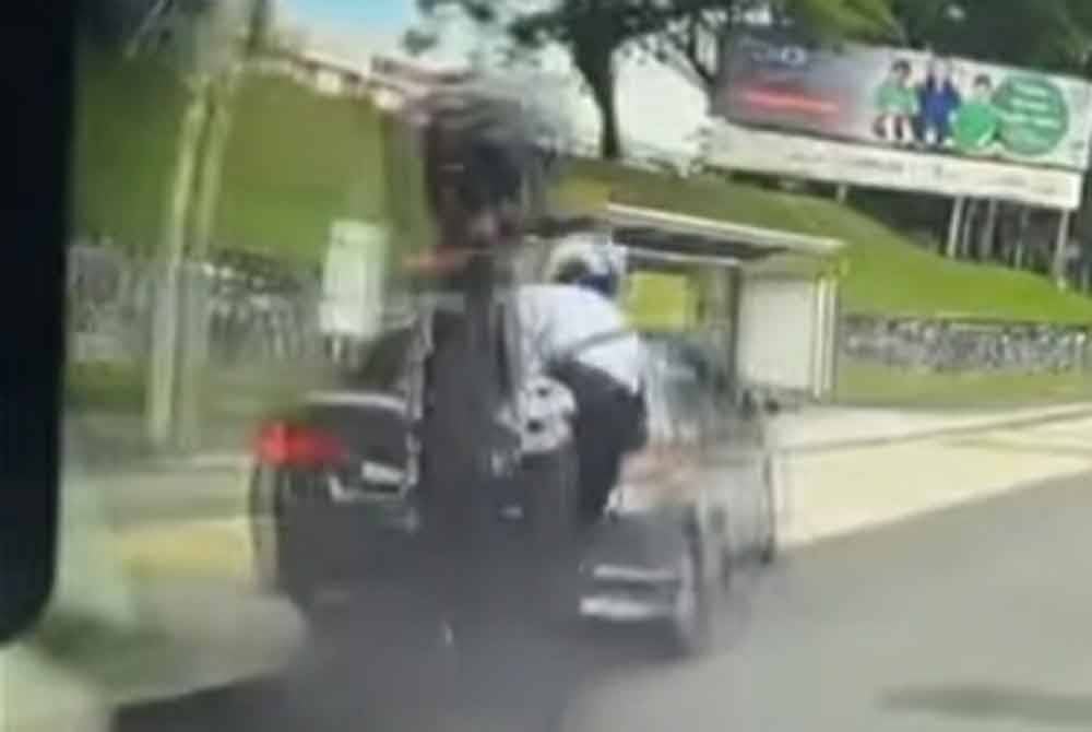 Rakaman video tular memaparkan anggota polis trafik melanggar sebuah kereta yang menukar lorong di Jalan Cheras, di sini, pada Ahad.