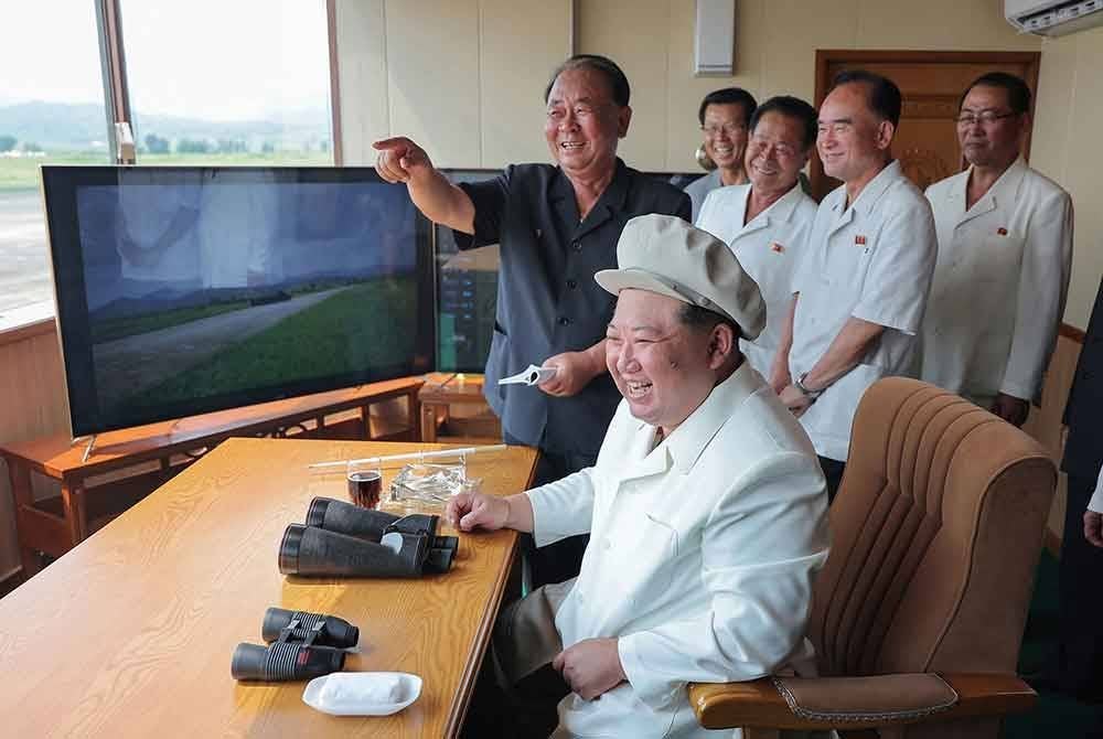 Kim Jong Un melihat prestasi 'dron bunuh diri' di lokasi yang tidak didedahkan. - Agensi