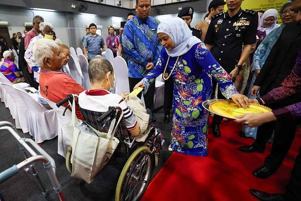 Raja Permaisuri Agong, Raja Zarith Sofiah berkenan mengurniakan sumbangan pada Majlis Pengurniaan Sumbangan Sempena Hari Kebangsaan 2024 bersama Komuniti Wilayah Persekutuan Kuala Lumpur di Pusat Komuniti Sentul Perdana pada Isnin. Foto Bernama
