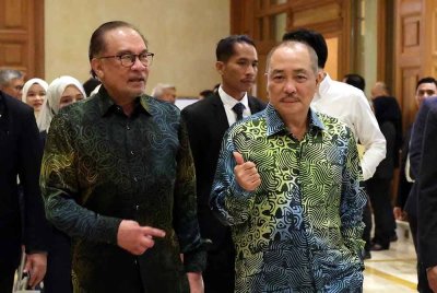 Anwar membincang sesuatu dengan Ketua Menteri Sabah, Datuk Seri Hajiji Noor selepas selesai mempengerusikan mesyuarat 'pre-council' Malaysia bersempena Rundingan Pemimpin Tahunan ke-25 Malaysia dan Brunei Darussalam di Bandar Seri Begawan malam tadi. - Foto: Bernama
--fotoBERNAMA (2024) HAK CIPTA TERPELIHARA
BANDAR SERI BEGAWAN, Aug 25 -- Prime Minister Datuk Seri Anwar Ibrahim discussing with Sabah Chief Minister Datuk Seri Hajiji Noor after chairing Malaysia's pre-council meeting in conjunction with the 25th Annual Leaders' Consultation between Malaysia and Brunei Darussalam in Bandar Seri Begawan tonight.
--fotoBERNAMA (2024) COPYRIGHT RESERVED