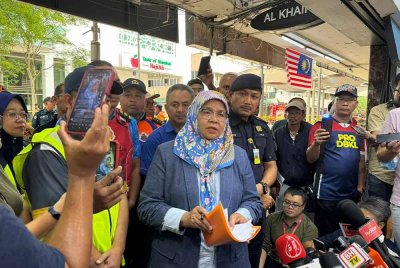 Maimunah ketika menerangkan berkaitan teknik 'flushing' dalam sidang akhbar pada petang Ahad.