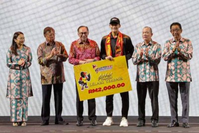 Andrew (tiga kanan) menerima anugerah disampaikan Perdana Menteri, Datuk Seri Anwar Ibrahim