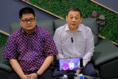 Chin Yaw (kanan) ketika sidang media selepas mengadakan pertemuan bersama Hishamuddin.