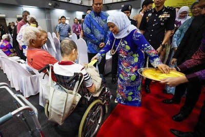 Raja Permaisuri Agong, Raja Zarith Sofiah berkenan mengurniakan sumbangan pada Majlis Pengurniaan Sumbangan Sempena Hari Kebangsaan 2024 bersama Komuniti Wilayah Persekutuan Kuala Lumpur di Pusat Komuniti Sentul Perdana pada Isnin. Foto Bernama