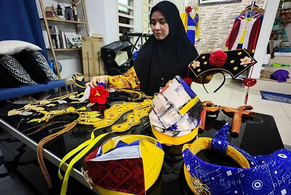 Nurfatimah menunjukkan antara aksesori disediakan untuk disewa.