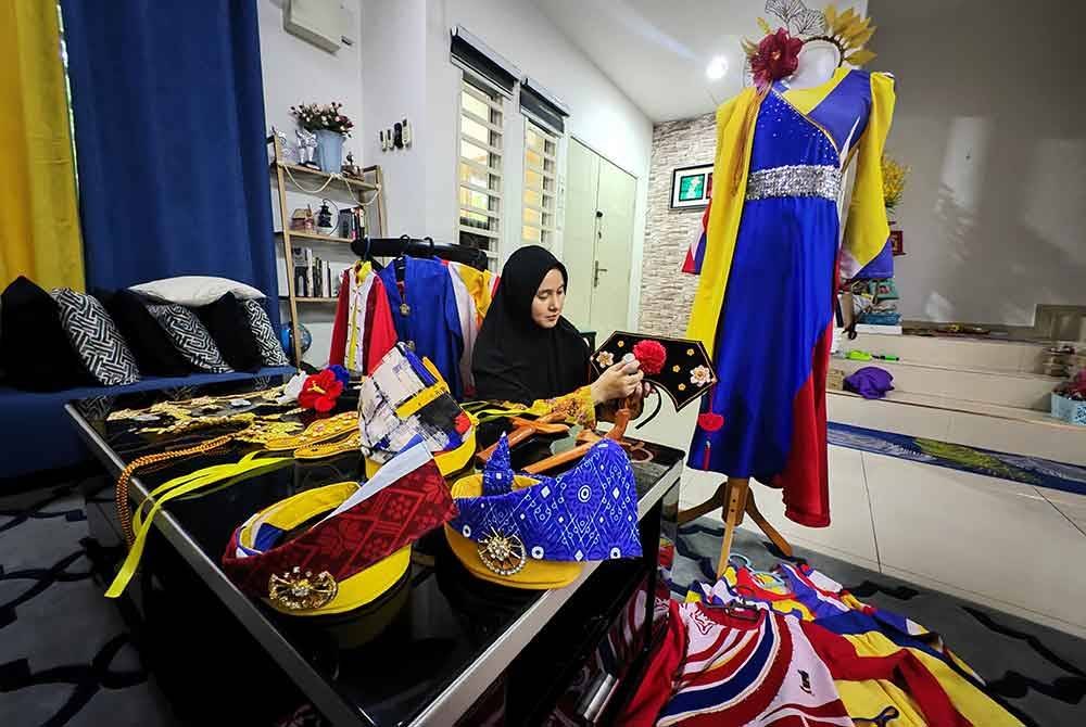 Nurfatimah sedang menambah baik aksesori yang disediakan untuk disewa.