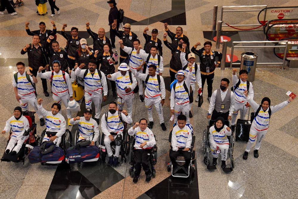 Para atlet melambaikan tangan kepada media semasa Majlis Pelepasan Kontinjen Negara ke Temasya Sukan Paralimpik Paris 2024 di Terminal 1 Lapangan Terbang Antarabangsa Kuala Lumpur baru-baru ini. Foto Bernama