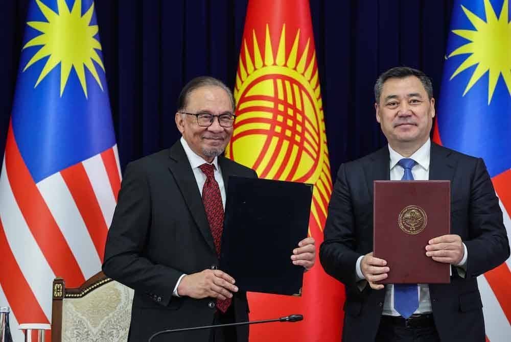 PERDANA Menteri Datuk Seri Anwar Ibrahim (kiri) dan Presiden Kyrgyztan, Sadyr Japarov selepas menandatangani kenyataan bersama pada pertemuan empat mata sempena lawatan rasmi dua hari ke republik itu di Kediaman Negeri Ala Archa, Mei lalu. - Foto Bernama
