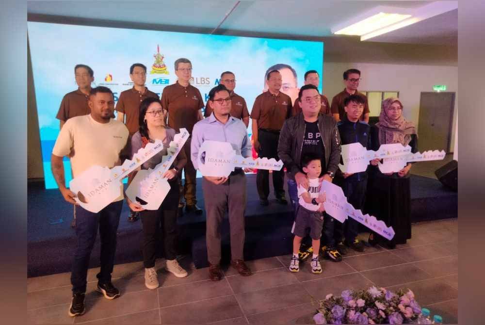 Sebahagian daripada pemilik yang menerima kunci Rumah Idaman BSP bersama Amirudin (tengah: barisan belakang)