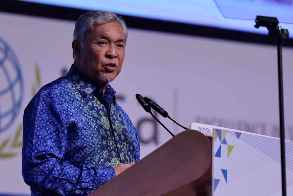 Ahmad Zahid Hamid berucap pada Majlis Pelancaran Seminar Teknikal Persatuan Keselamatan Sosial Antarabangsa (ISSA) 2024 di Pusat Dagangan Dunia (WTC) pada Selasa. Foto Bernama