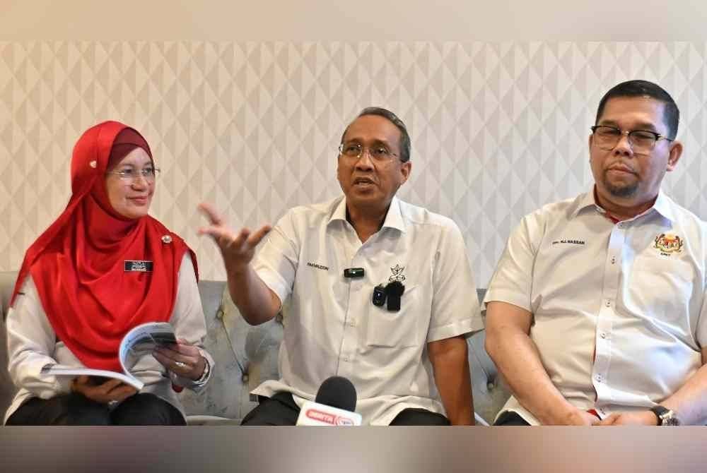 Mohammad Fakhruddin (tengah) ketika sidang akhbar selepas merasmikan Klinik Perancangan 'Ease of Doing Business' Peringkat Negeri Pahang di sebuah hotel di Tanjung Lumpur pada Selasa.