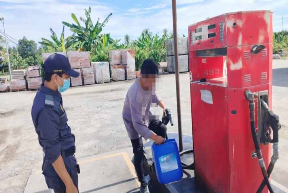 Sebuah stesen minyak di Parit Buntar diserbu selepas menerima aduan menjual minyak diesel melebihi harga kawalan. Foto KPDN Perak