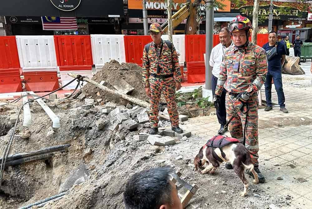 Unit K9 JBPM ditugaskan di lokasi tanah jerlus di Jalan Masjid India, pada Selasa.