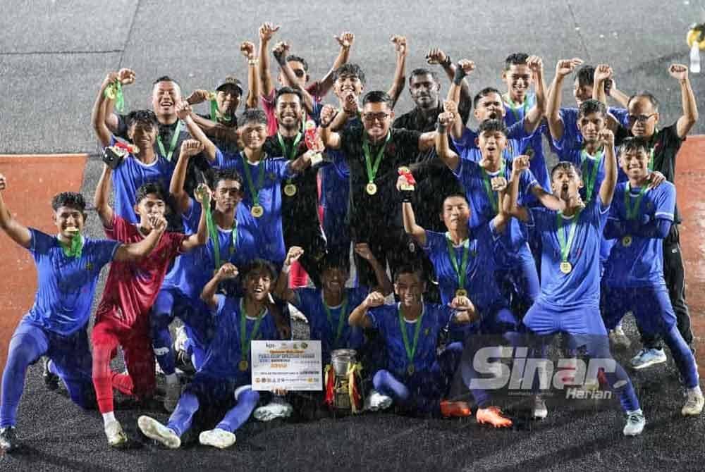 SMK Shah Alam juara Piala Datuk Mokhtar Dahari B18 2024 selepas menewaskan SMK TTDI Jaya, 4-1 dalam perlawanan akhir di Stadium MBPJ, pada Selasa. Foto SINAR HARIAN-Rosli Talib