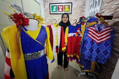 Nurfatimah menunjukkan antara pakaian tema Hari Kebangsaan untuk disewa.