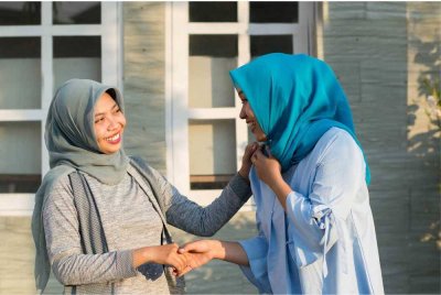 USAHAKAN menjalin hubungan baik dengan jiran kerana Islam mengajar umatnya berbuat demikian memandangkan melayani tetangga dengan baik merupakan sebahagian daripada keimanan seseorang kepada ALLAH SWT dan hari kiamat. -Foto: 123rf