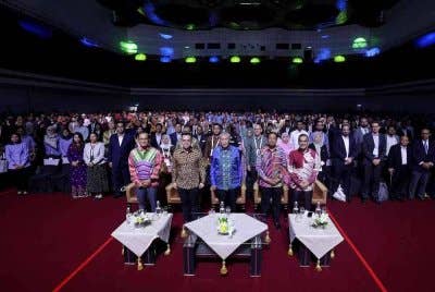 Ahmad Zahid (tengah) bergambar pada Majlis Pelancaran Seminar Teknikal Persatuan Keselamatan Sosial Antarabangsa (ISSA) 2024 di Pusat Dagangan Dunia pada Selasa. Foto Bernama
