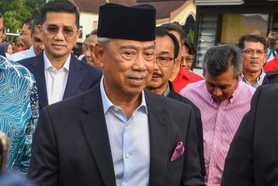 Muhyiddin tiba di Kompleks Mahkamah Gua Musang di sini hari ini, bagi menghadapi pendakwaan berhubung ucapan yang dikatakan menyentuh isu berkaitan 3R ketika berkempen pada PRK DUN Nenggiri baru-baru ini. Foto Bernama