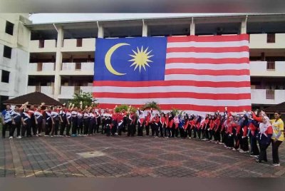 Bendera gergasi Jalur Gemilang yang berkibar megah di SK Taman Pelangi Indah.