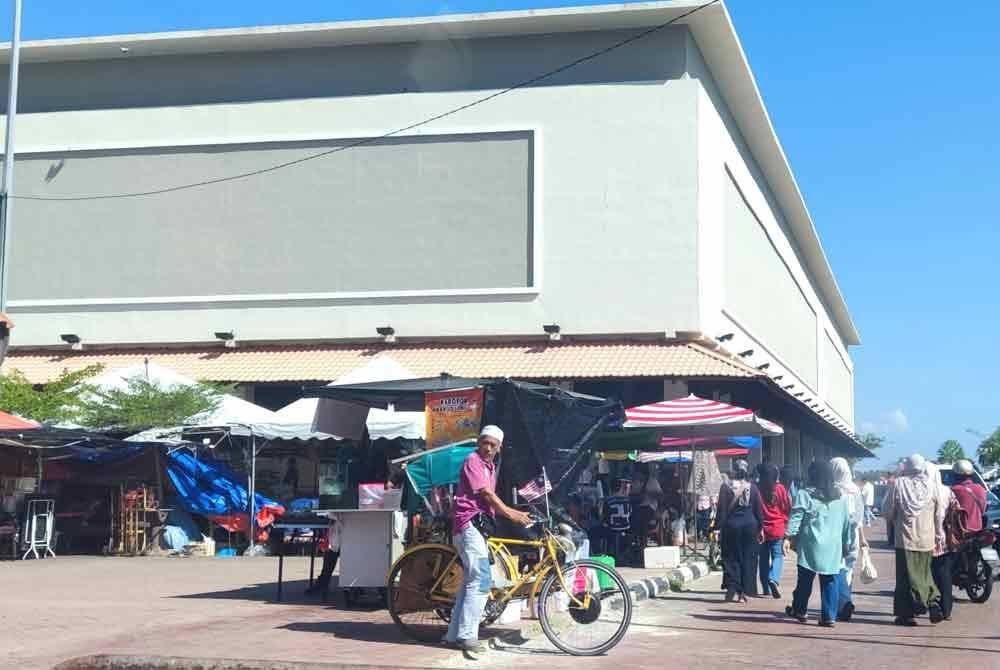 Mohd Nasir membawa beca sekitar Pasar Payang, Kuala Terengganu untuk mencari pelanggan.