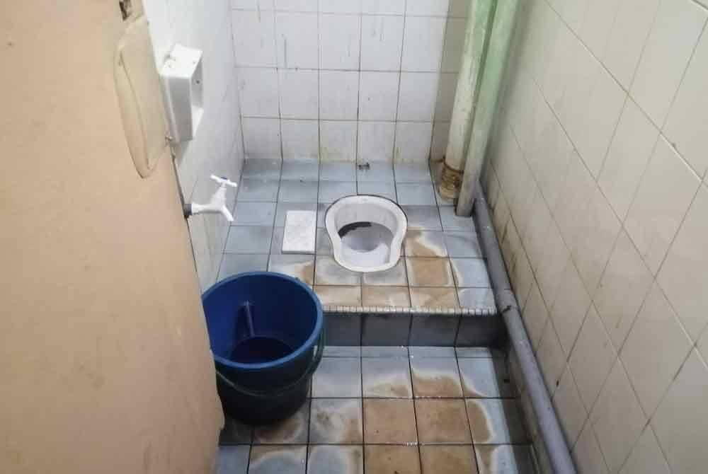 Keadaan tandas restoran 24 jam yang berdaki dan lantai berkarat.