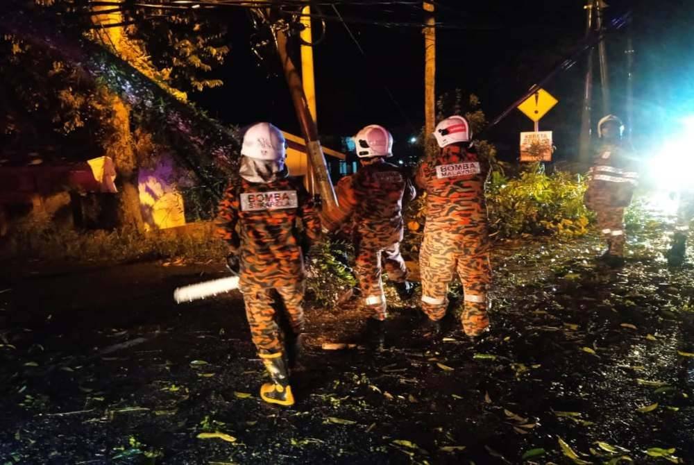 Seorang remaja lelaki cedera selepas motosikal ditunggangnya dihempap sebatang pokok yang tumbang di Tebuk Panchor Jalan Ban Pisang di Bagan Serai, pada Selasa malam. Foto JPBM Perak
