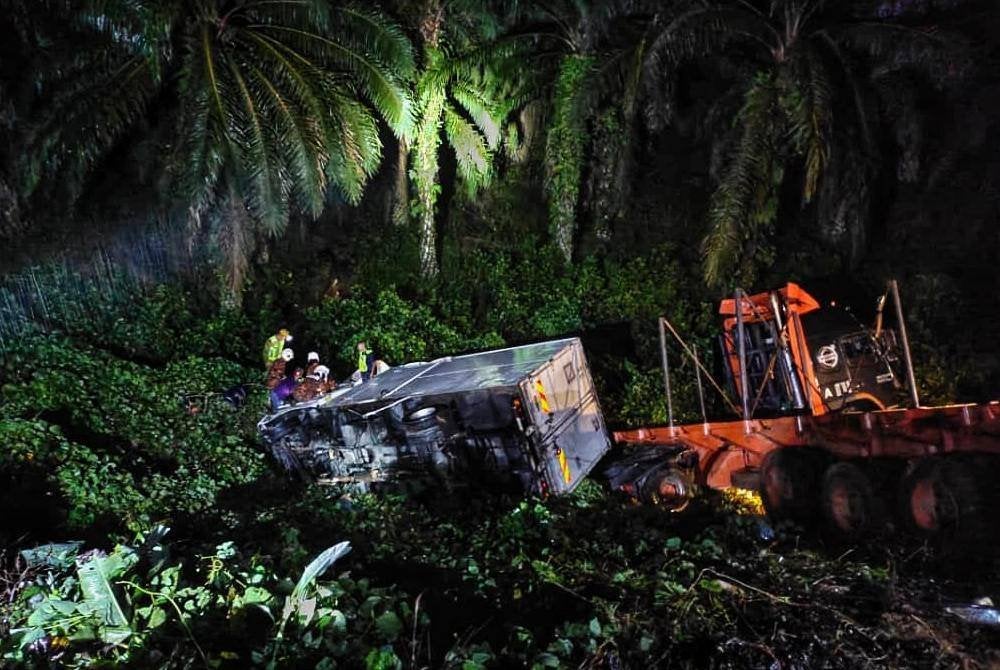 Kemalangan yang meragut dua penumpang lori yang juga warga asing dalam kejadian tersebut. Foto ihsan PDRM