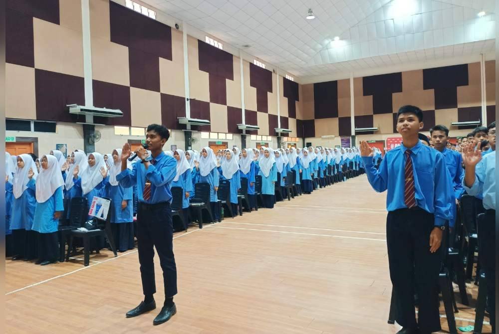 Bacaan ikrar antirasuah oleh pelajar-pelahar MRSM Pengkalan Hulu.