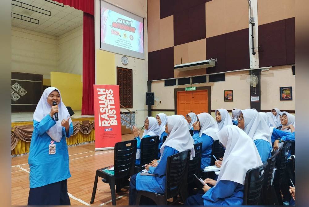 Pelajar perempuan MRSM Pengkalan Hulu menunjukkan sokongan terhadap pelaksanaan program Jelajah Antirasuah.