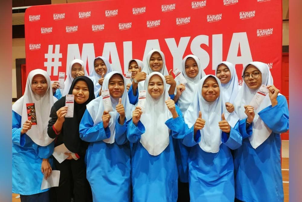 Pelajar perempuan MRSM Pengkalan Hulu menunjukkan sokongan terhadap pelaksanaan program Jelajah Antirasuah.