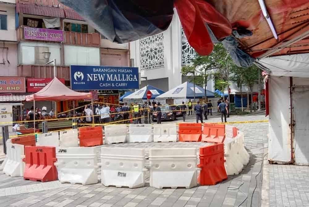 DBKL bertindak menutup satu lagi kawasan tanah mendap menggunakan tali keselamatan dan penghadang air di Jalan Masjid India di Kuala Lumpur yang dikesan pada Rabu.