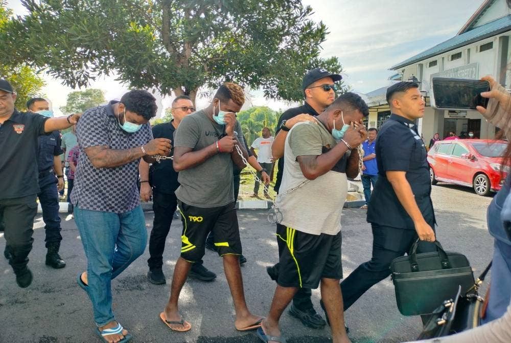 Kesemua tertuduh didakwa atas dua pertuduhan iaitu membunuh dan dengan sengaja menyebabkan cedera parah menggunakan parang.