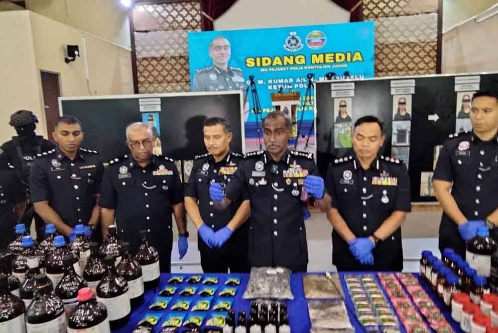 Kumar (tiga dari kanan) menunjukkan antara dadah yang dirampas ketika sidang akhbar di IPK Johor pada Rabu.