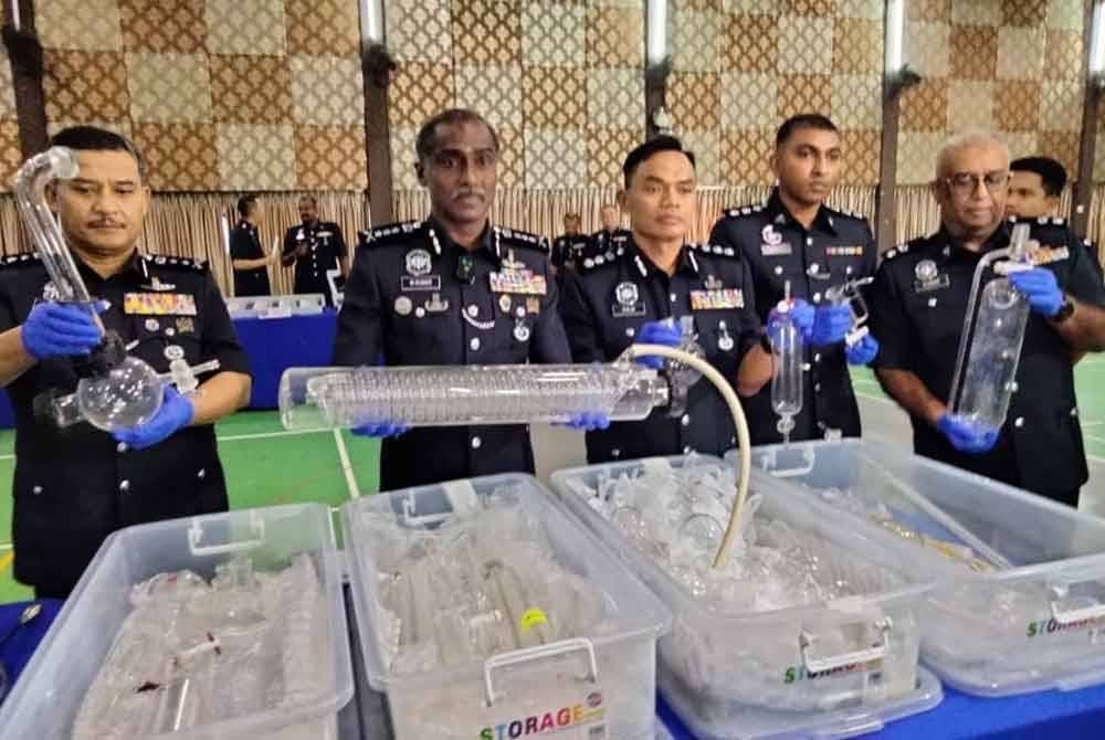 Kumar (dua dari kanan) menunjukkan antara peralatan memproses dadah yang dirampas pada sidang akhbar di IPK Johor pada Rabu.