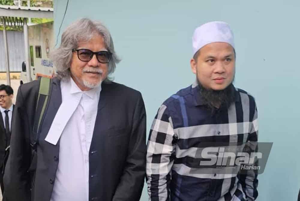 Ebit Lew (kanan) diiringi peguamnya, Ram ketika tiba di Mahkamah Tenom pada Rabu.