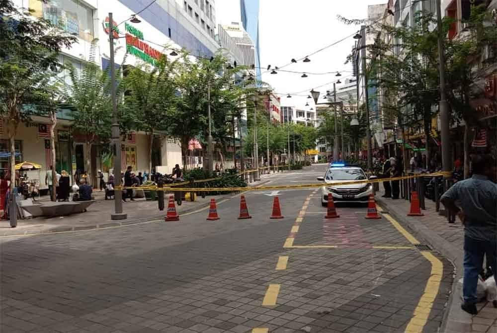 Laluan di sepanjang Jalan Masjid India ditutup bagi semua kenderaan susulan kejadian kedua tanah mendap pada Rabu.